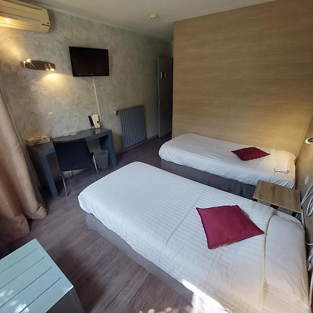Logis Hotels - Le Pont Bernet - Hotel 2 Etoiles Et Restaurant Le Pian-Médoc Eksteriør bilde