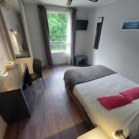 Logis Hotels - Le Pont Bernet - Hotel 2 Etoiles Et Restaurant Le Pian-Médoc Eksteriør bilde