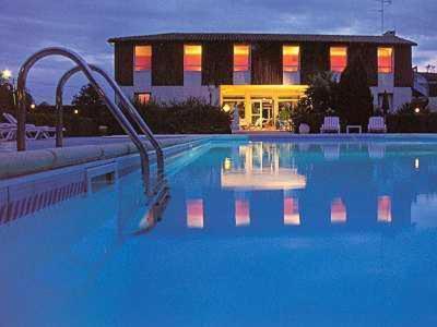 Logis Hotels - Le Pont Bernet - Hotel 2 Etoiles Et Restaurant Le Pian-Médoc Eksteriør bilde