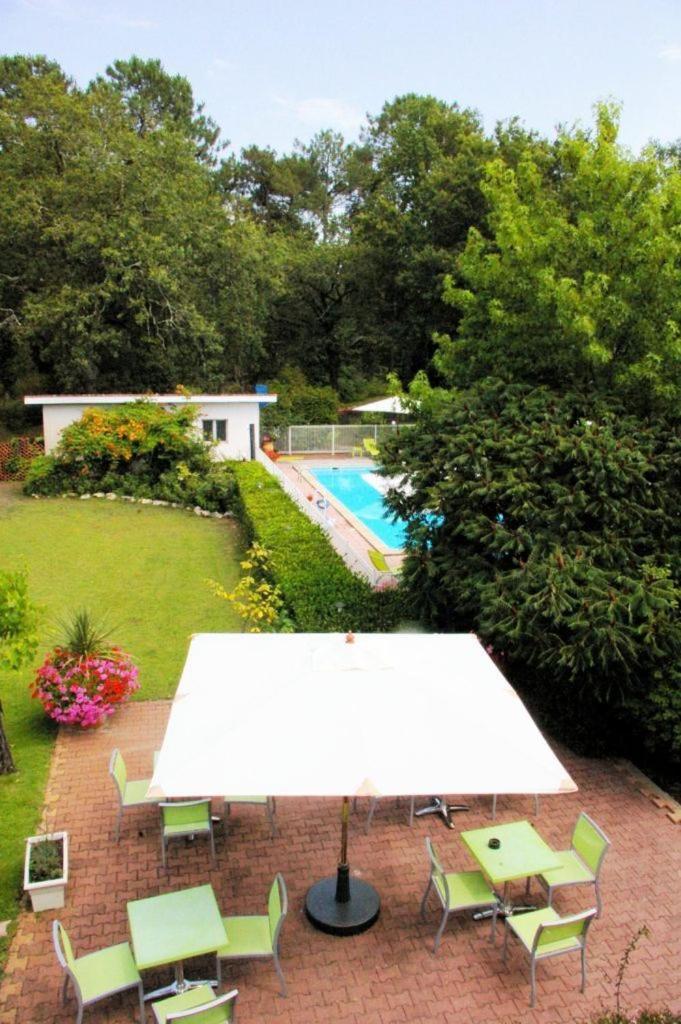 Logis Hotels - Le Pont Bernet - Hotel 2 Etoiles Et Restaurant Le Pian-Médoc Eksteriør bilde