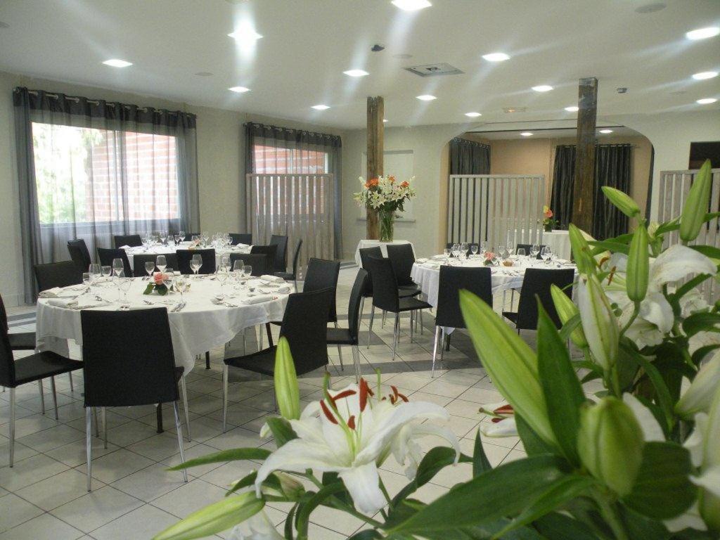 Logis Hotels - Le Pont Bernet - Hotel 2 Etoiles Et Restaurant Le Pian-Médoc Eksteriør bilde