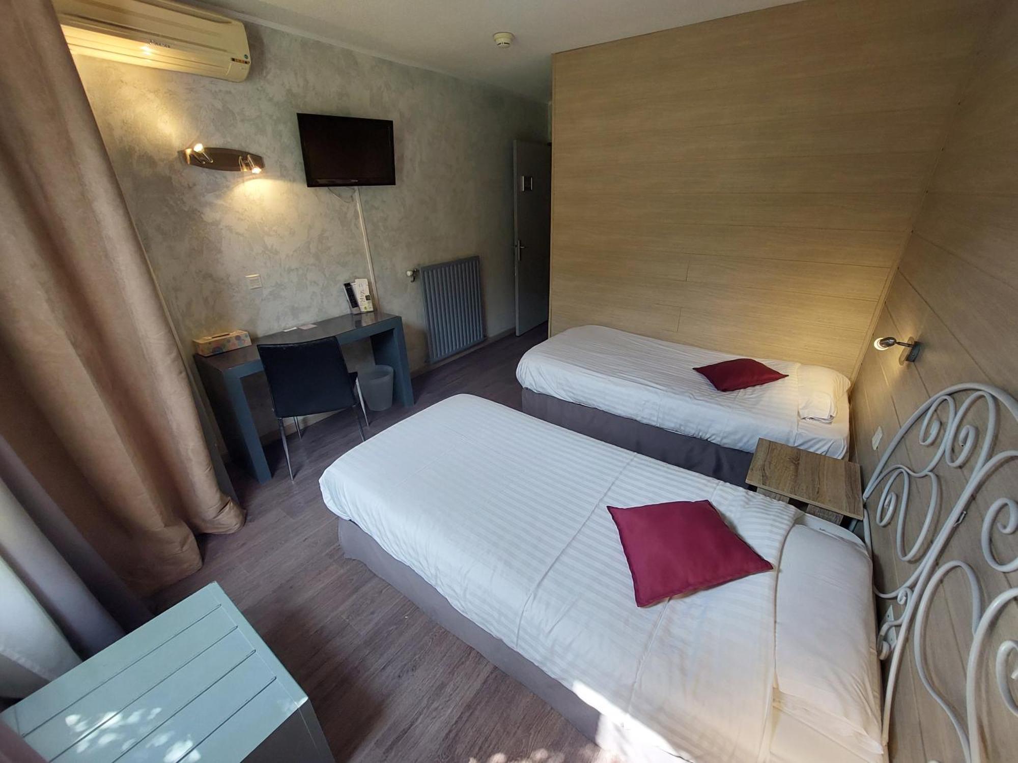 Logis Hotels - Le Pont Bernet - Hotel 2 Etoiles Et Restaurant Le Pian-Médoc Eksteriør bilde