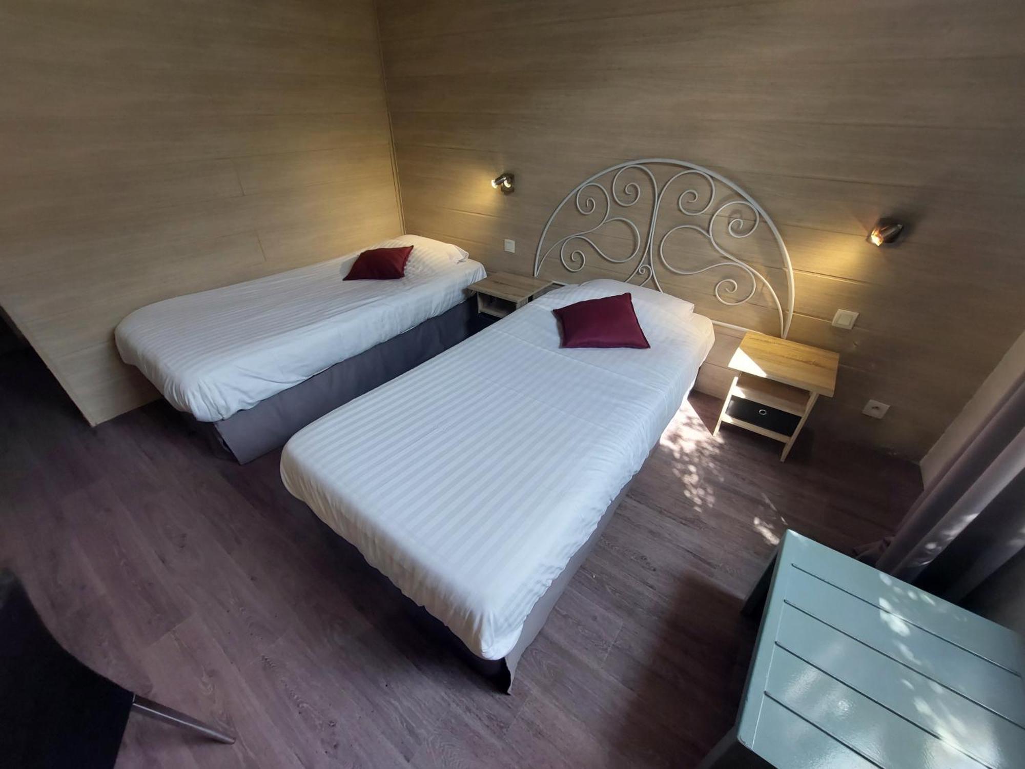Logis Hotels - Le Pont Bernet - Hotel 2 Etoiles Et Restaurant Le Pian-Médoc Eksteriør bilde