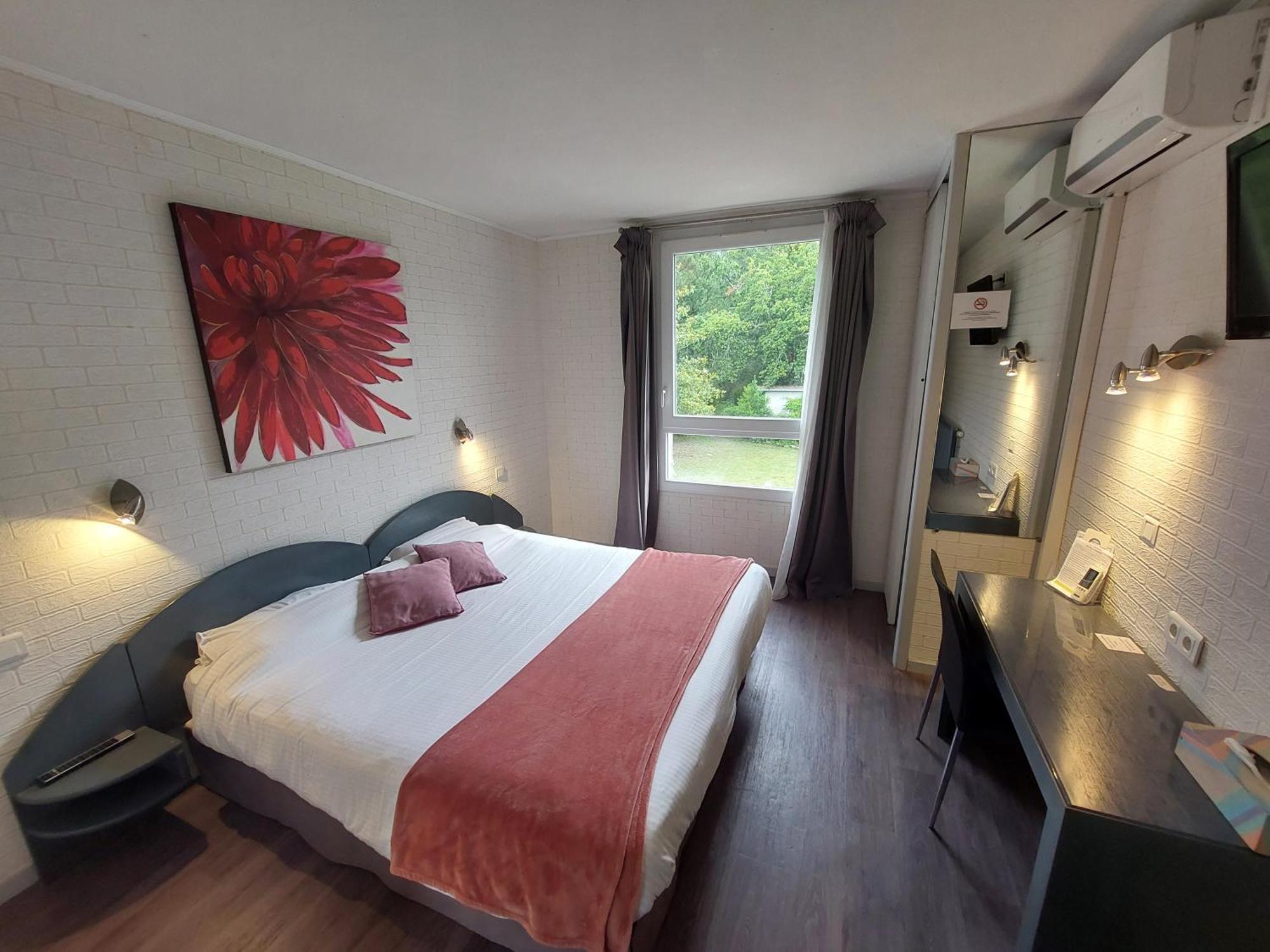 Logis Hotels - Le Pont Bernet - Hotel 2 Etoiles Et Restaurant Le Pian-Médoc Eksteriør bilde