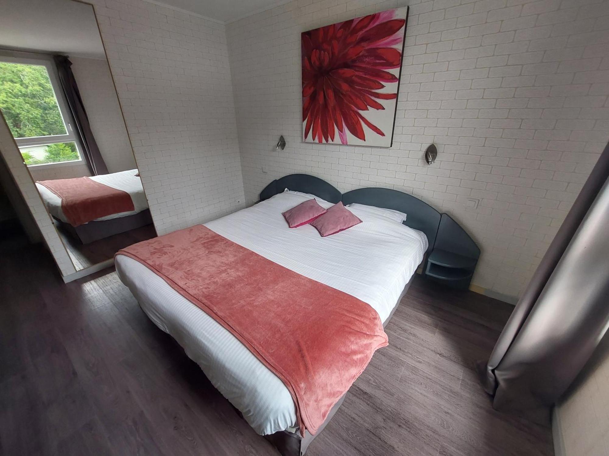 Logis Hotels - Le Pont Bernet - Hotel 2 Etoiles Et Restaurant Le Pian-Médoc Eksteriør bilde