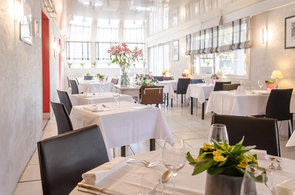 Logis Hotels - Le Pont Bernet - Hotel 2 Etoiles Et Restaurant Le Pian-Médoc Eksteriør bilde