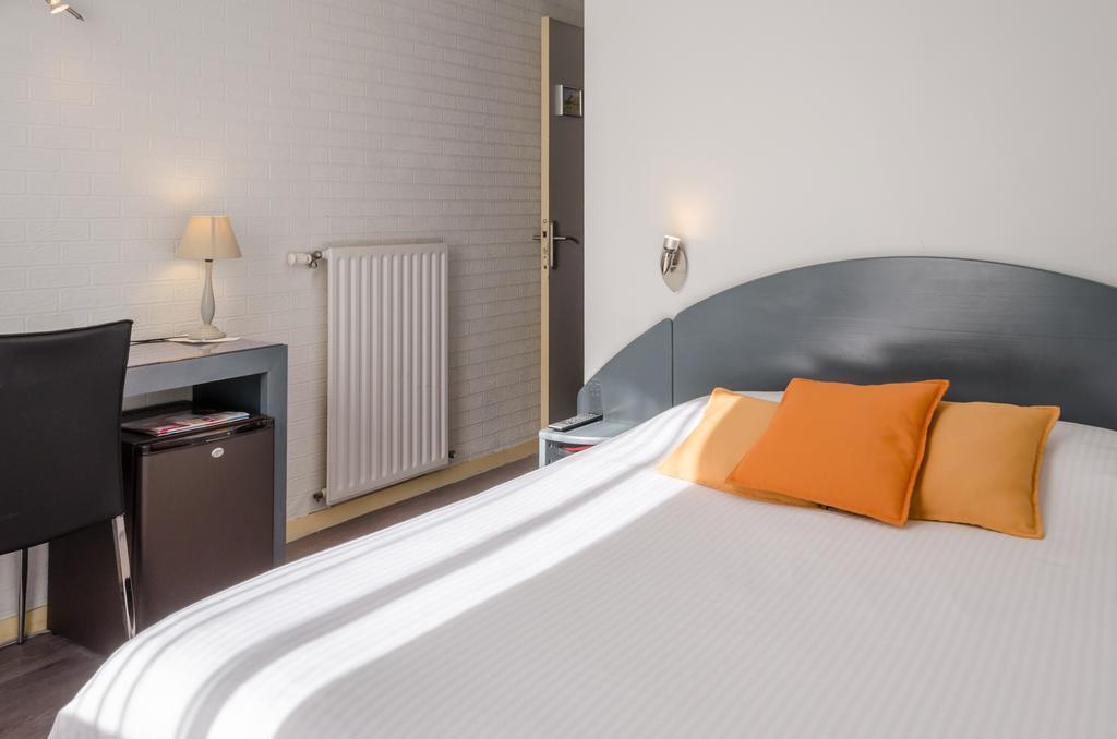 Logis Hotels - Le Pont Bernet - Hotel 2 Etoiles Et Restaurant Le Pian-Médoc Rom bilde