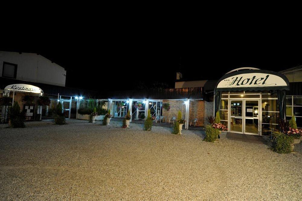 Logis Hotels - Le Pont Bernet - Hotel 2 Etoiles Et Restaurant Le Pian-Médoc Eksteriør bilde